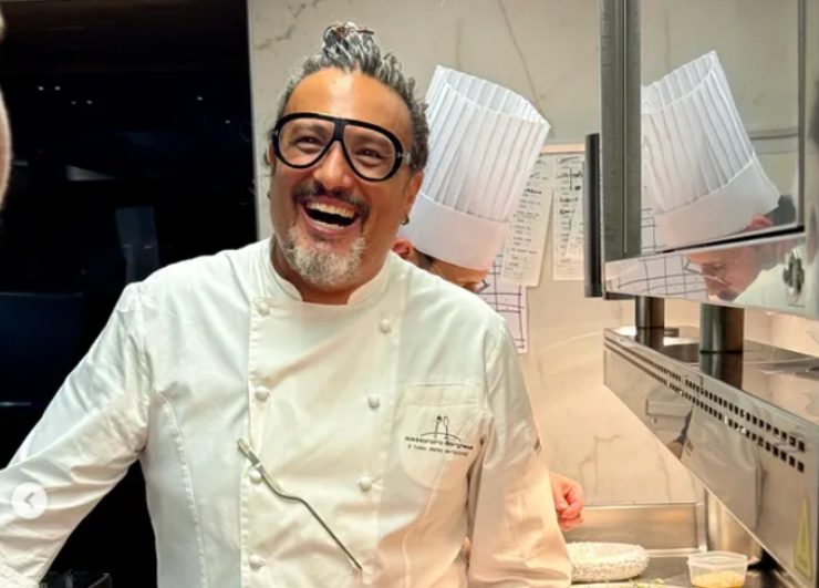 lo chef alessandro borghese che sorride nella cucina del suo ristorante