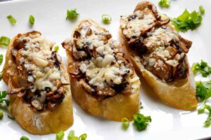 bruschette salsiccia funghi e formaggio