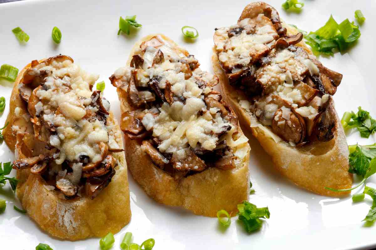 bruschette salsiccia funghi e formaggio