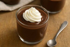 Un budino al cioccolato fondente e vaniglia