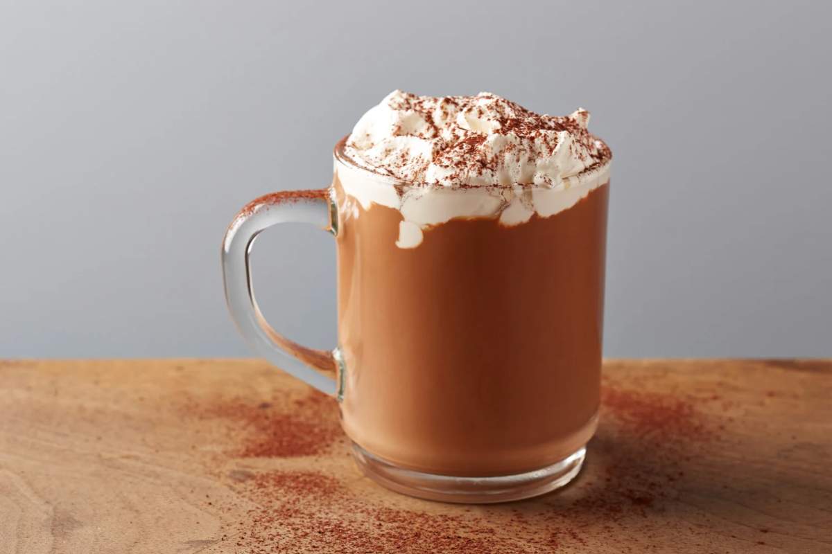 tazza di cioccolata calda con panna