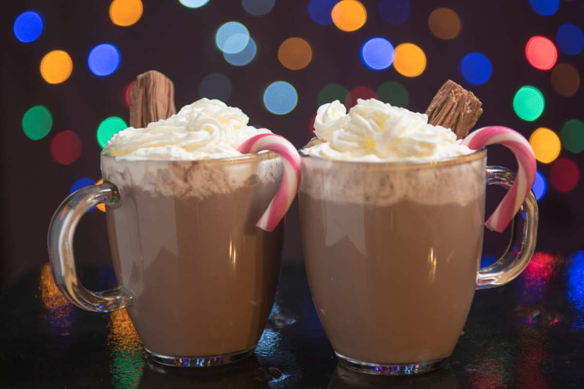 Due tazze con cioccolata calda e panna