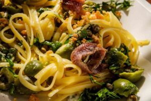 linguine capperi olive alici e prezzemolo