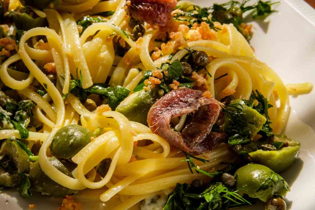 linguine capperi olive alici e prezzemolo