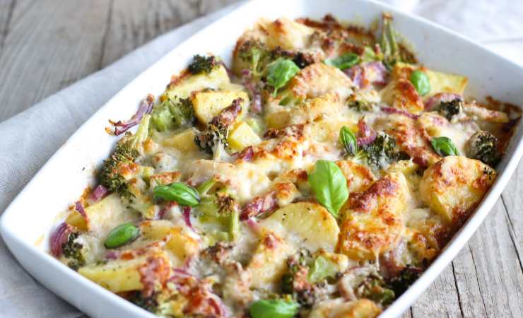 pirofila con broccoli, patate e guanciale al forno