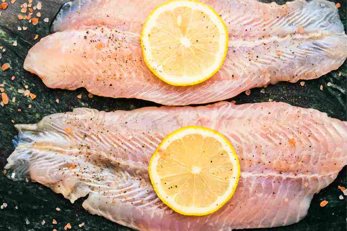 filetti di pesce con fette di limone