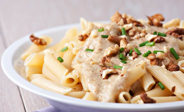 piatto di pasta con sugo di noci