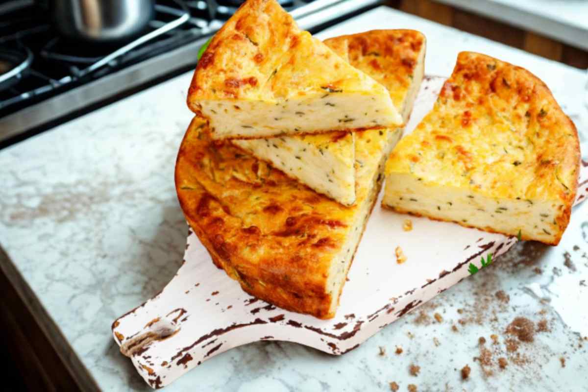 torta salata di zucchine sopra ad un tagliere sul ripiano della cucina