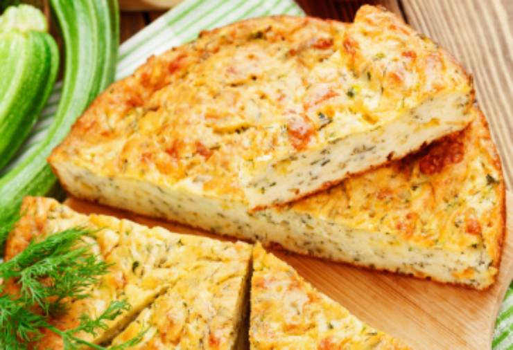 torta salata di zucchine tagliata a fette 